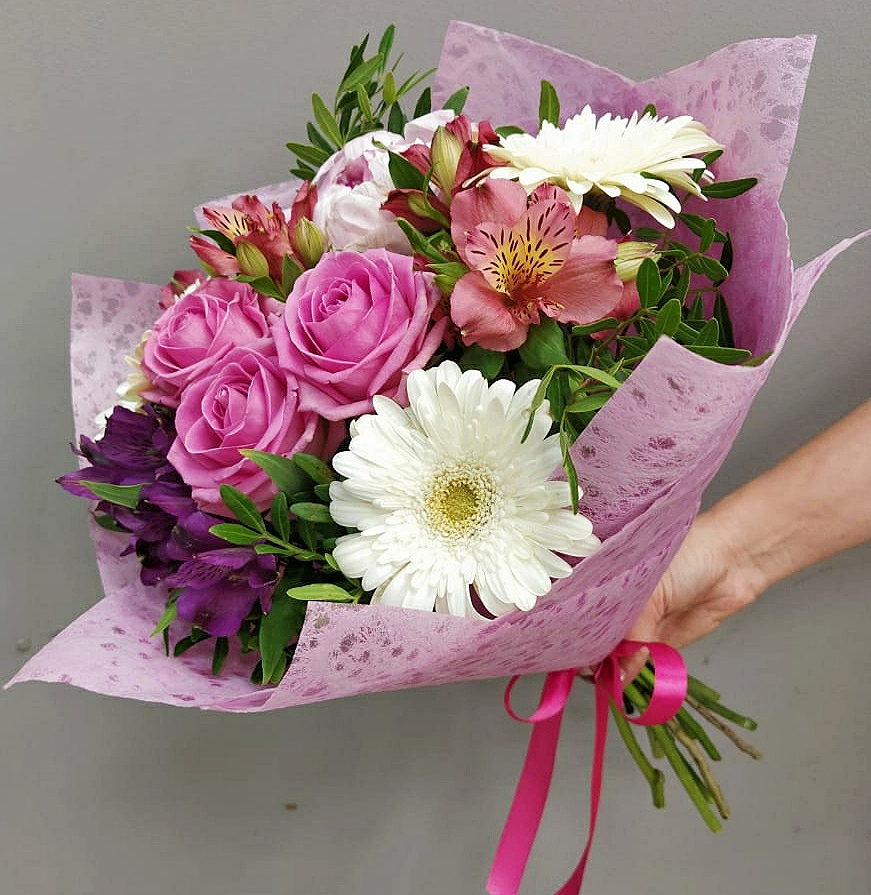 Букет "Лавандовые сны" с розовыми розами, герберой и альстромерией. №7018