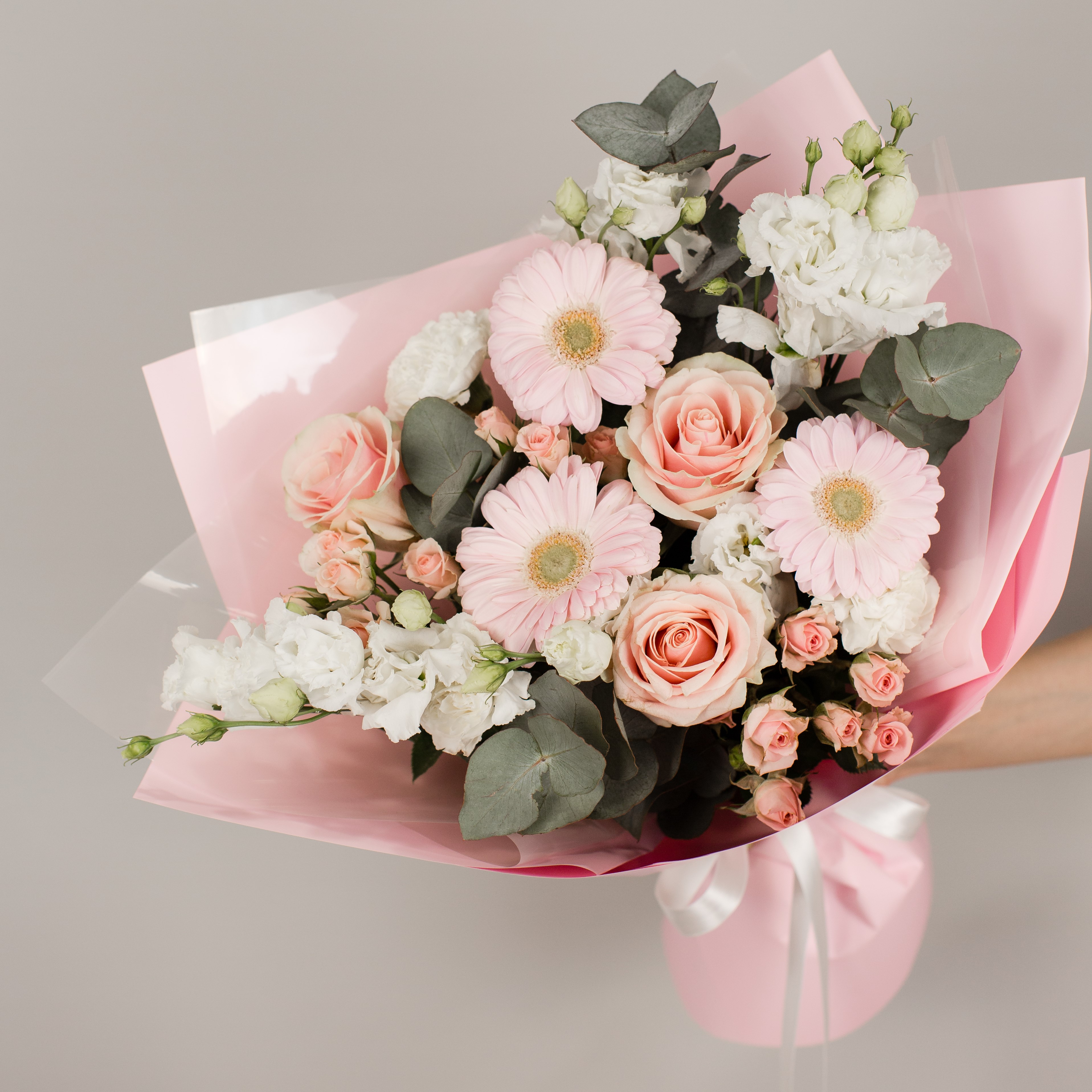 Букет с розами, мини-герберами, эустомой "Очарование" №50477