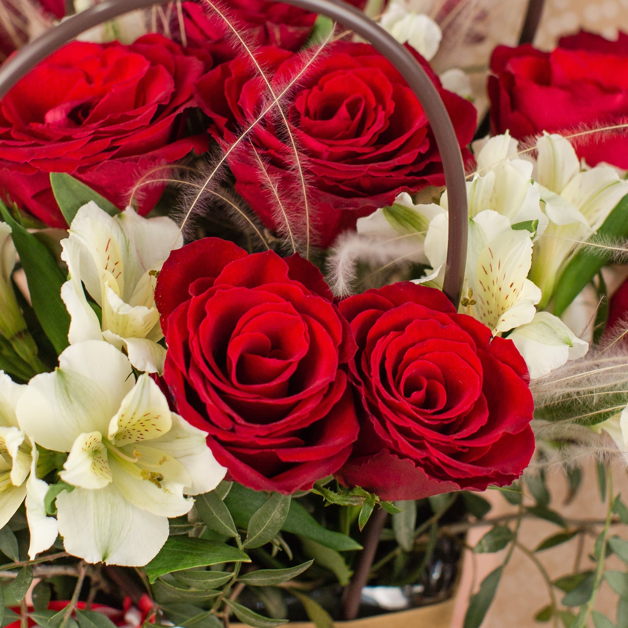 Сумочка с красными розами Кения и альстромерией №50539
