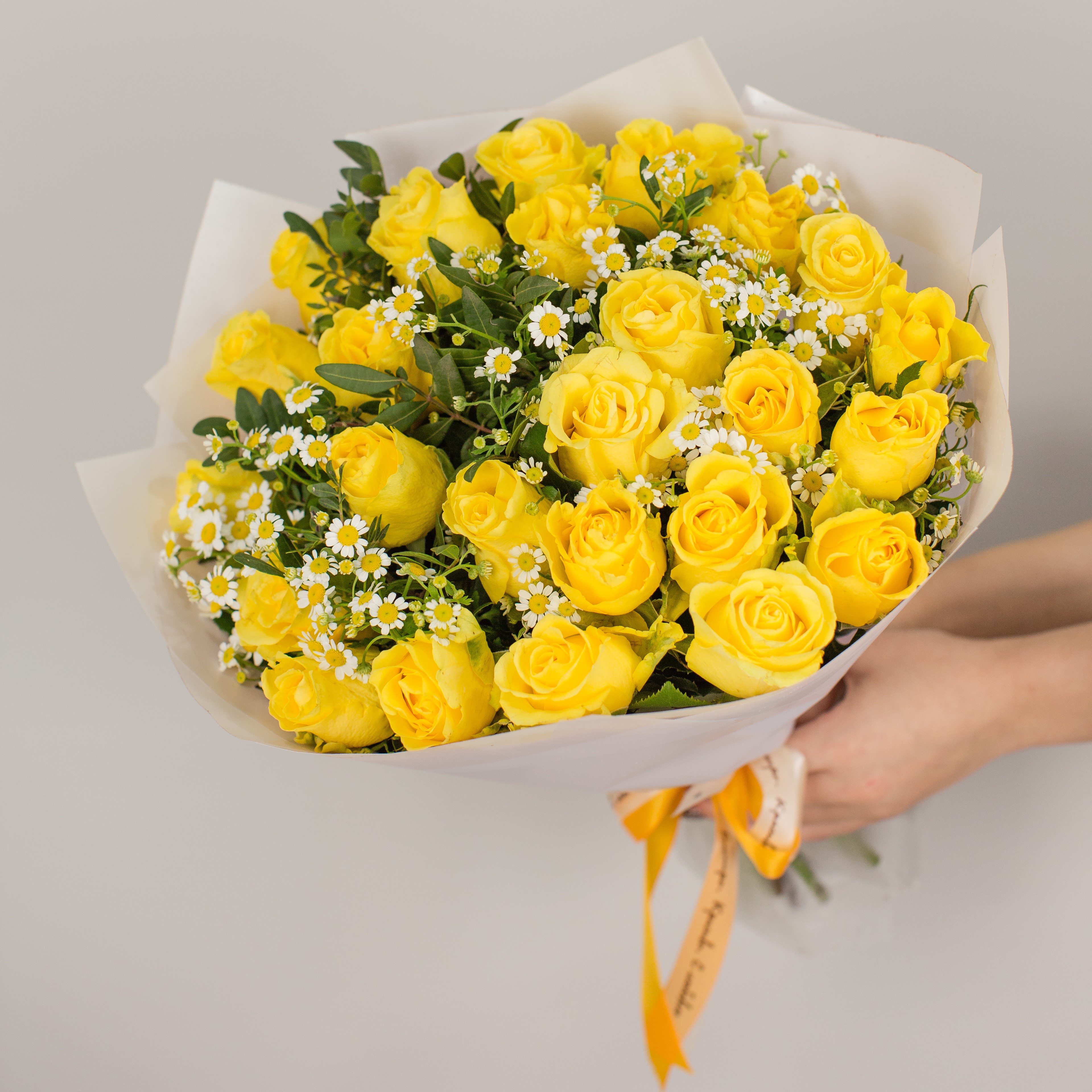 Букет из желтых роз Кения с ромашками (танацетум) №50541-Ж