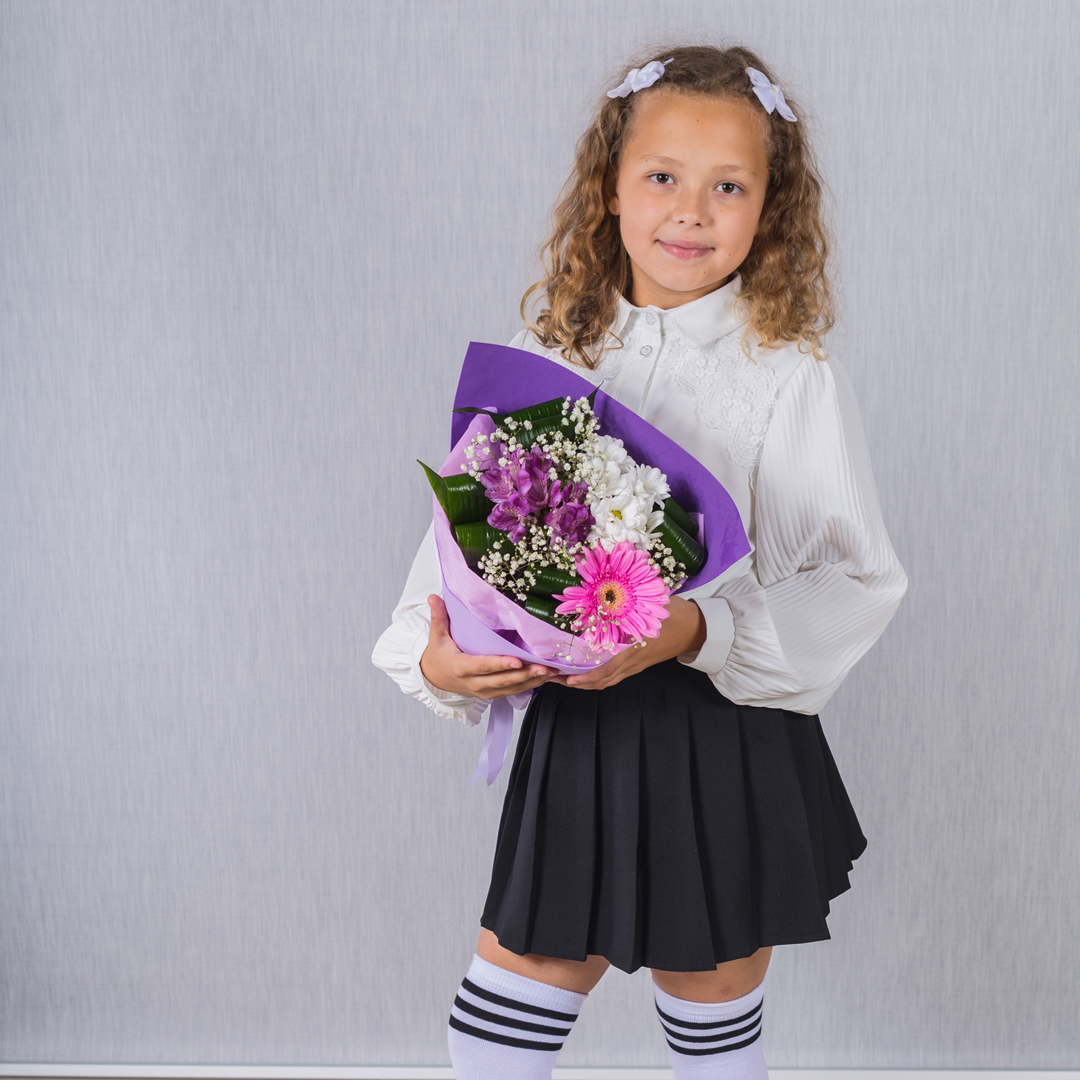 Загадка. Букет-комплимент N 37961 с герберой, альстромерией и хризантемой