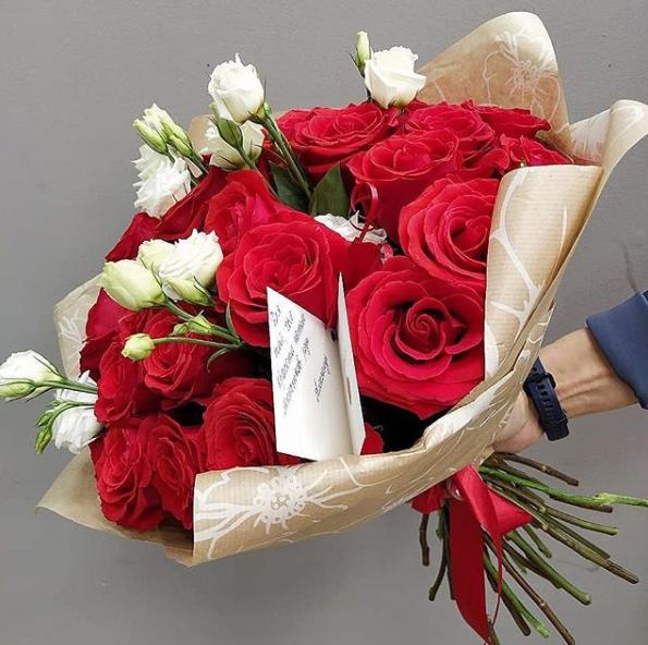 Букет "Пламя любви" из 25 красных роз Эквадор (60 см) и эустомы №6254