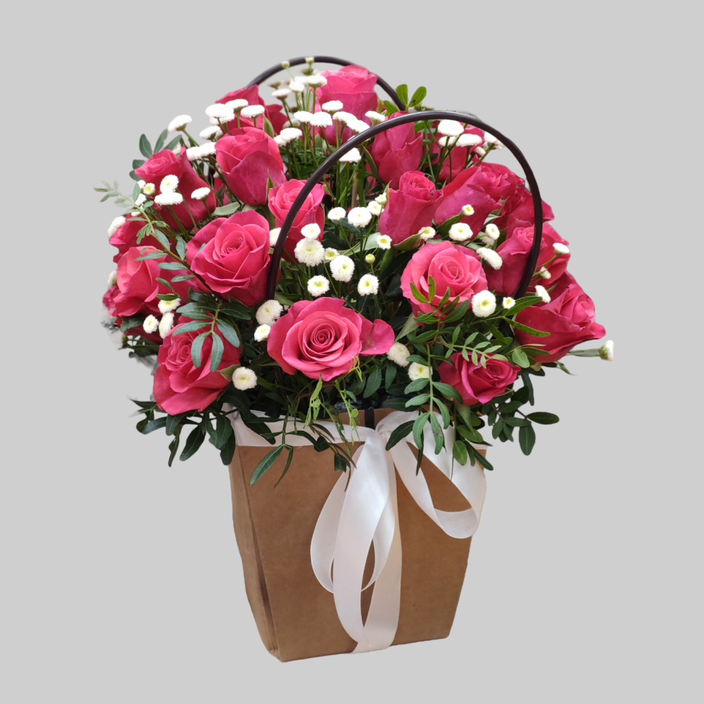 Сумочка из 35 красных Кенийских роз с ромашками №5513-Кр