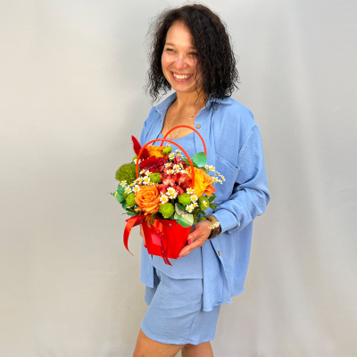 Сумочка с розами, кустовой хризантемой, гермини и ромашками танацетум 52454