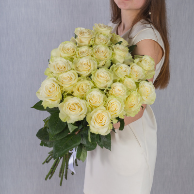 Букет из 25 Белых роз 60см 7304