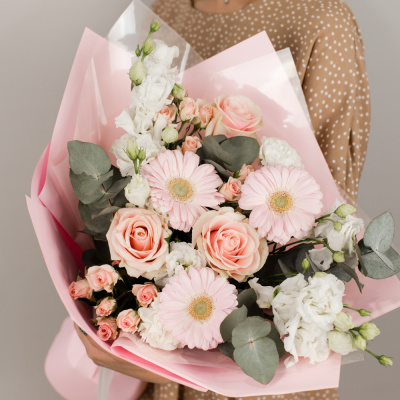 Букет с розами, мини-герберами, эустомой "Очарование" N 50477 Букет с розами, мини-герберами, эустомой "Очарование" N 50477
