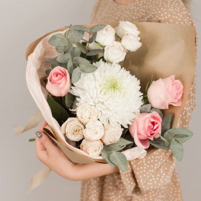 Букет из одноголовой хризантемы с розами и эвкалиптом N 50445 Букет из одноголовой хризантемы с розами и эвкалиптом N 50445