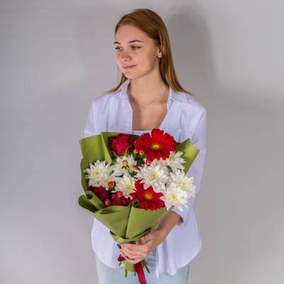Букет из красных роз и гербер с кустовой хризантемой N 52740 Букет из красных роз и гербер с кустовой хризантемой N 52740