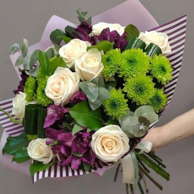 Букет "Звезда" из кустовой хризантемы, розы эквадор и альстромерии 5533