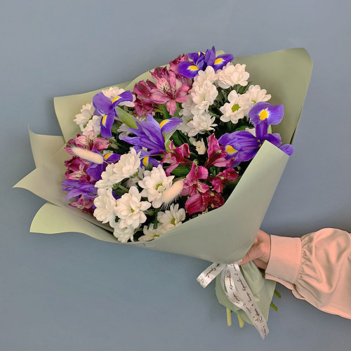 Букет из хризантем с ирисами и фиолетовой альстромерией арт. 67002-Ф