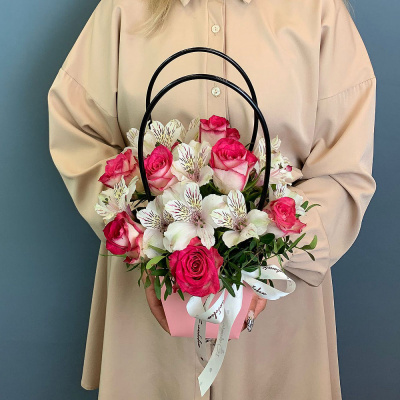 Сумочка с розовыми розами Кения и альстромерией N 66996-Р Сумочка с розовыми розами Кения и альстромерией N 66996-Р