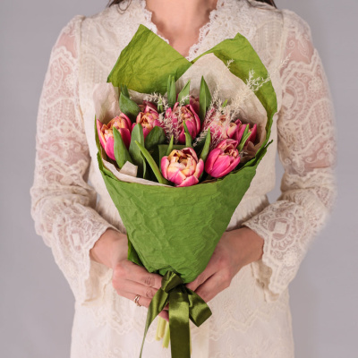 Букет из 9 пионовидных тюльпанов Колумбус с сухоцветами 59866