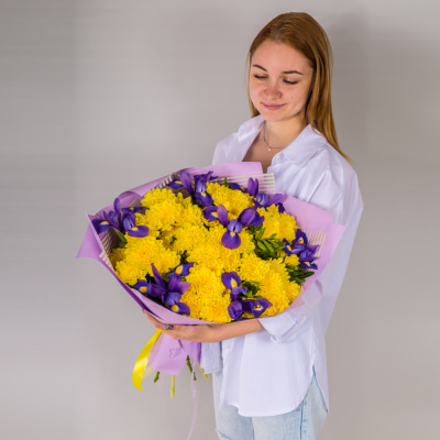 Букет с кустовой хризантемой и ирисами Соната желтая 7047-Ж Букет с кустовой хризантемой и ирисами Соната желтая 7047-Ж