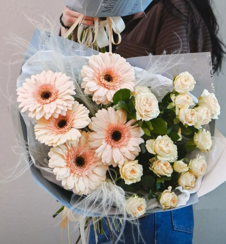 Букеты "Амели" для мамы и дочки с кустовой розой и герберой. 47203