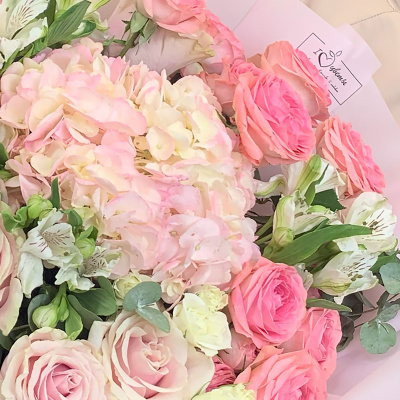 Букет с гортензией и кустовыми розами 71077 Букет с гортензией и кустовыми розами 71077