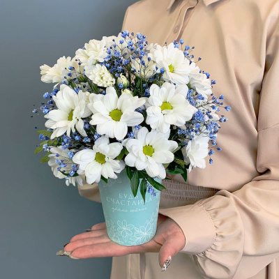 Стаканчик с хризантемой и голубой гипсофилой N 66995-Г