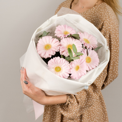 Букет из мини гербер с эвкалиптом N 50479 Букет из мини гербер с эвкалиптом N 50479