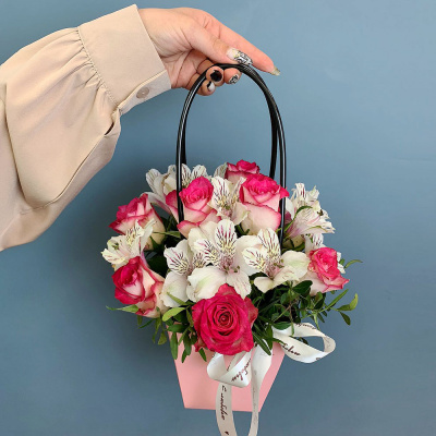 Сумочка с розовыми розами Кения и альстромерией N 66996-Р Сумочка с розовыми розами Кения и альстромерией N 66996-Р