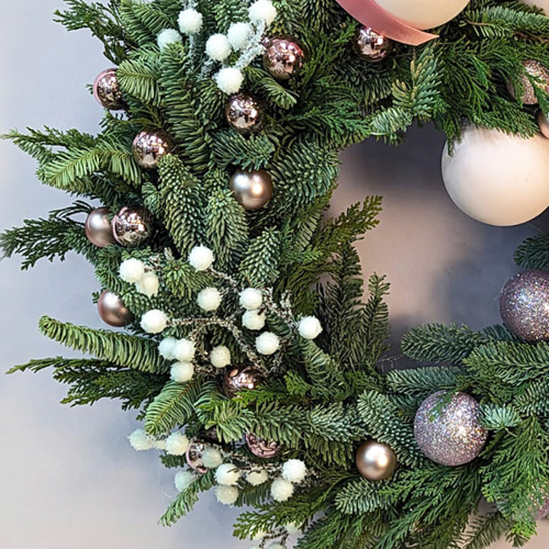 Венок Снежные ягоды из живых хвойных веток нобилис с украшениями N72254