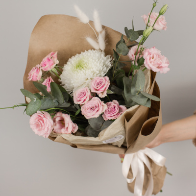 Букет из одноголовой хризантемы с розами и эвкалиптом 50447 Букет из одноголовой хризантемы с розами и эвкалиптом 50447