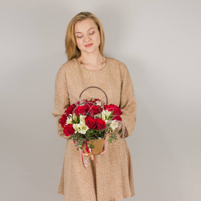 Сумочка с красными розами Кения и альстромерией 50539 Сумочка с красными розами Кения и альстромерией 50539