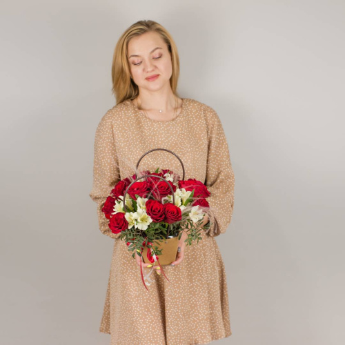 Сумочка с красными розами Кения и альстромерией N 50539