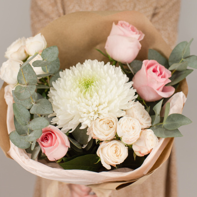 Букет из одноголовой хризантемы с розами и эвкалиптом N 50445 Букет из одноголовой хризантемы с розами и эвкалиптом N 50445