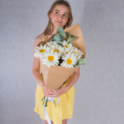 Букет из крупных ромашек с эвкалиптом "Ромашковое поле" N 36430