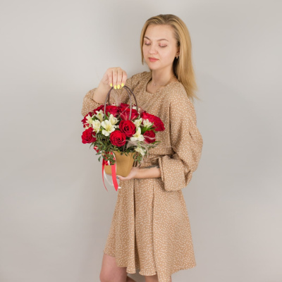 Сумочка с красными розами Кения и альстромерией 50539 Сумочка с красными розами Кения и альстромерией 50539