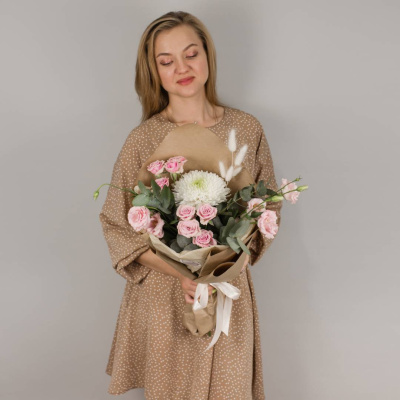 Букет из одноголовой хризантемы с розами и эвкалиптом 50447 Букет из одноголовой хризантемы с розами и эвкалиптом 50447