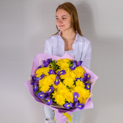 Букет с кустовой хризантемой и ирисами Соната желтая 7047-Ж Букет с кустовой хризантемой и ирисами Соната желтая 7047-Ж