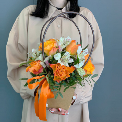 Сумочка с розовыми розами Кения и альстромерией N 66996-Р Сумочка с розовыми розами Кения и альстромерией N 66996-Р