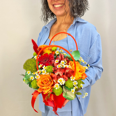 Сумочка с розами, кустовой хризантемой, гермини и ромашками танацетум 52454