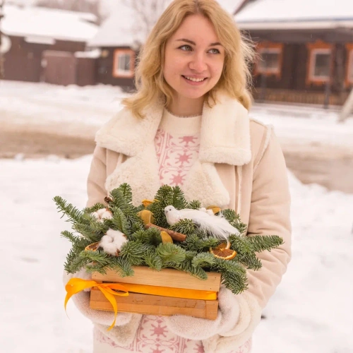Композиция новогодняя в ящике с птичкой и еловыми ветками "В ожидании чуда" N 72238