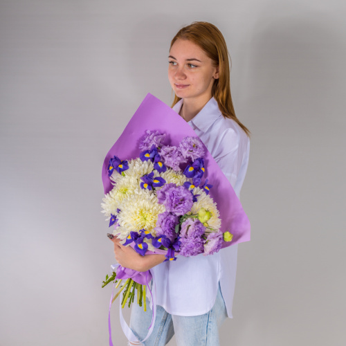 Букет из белых одноголовых хризантем с эустомой и ирисами N 52705