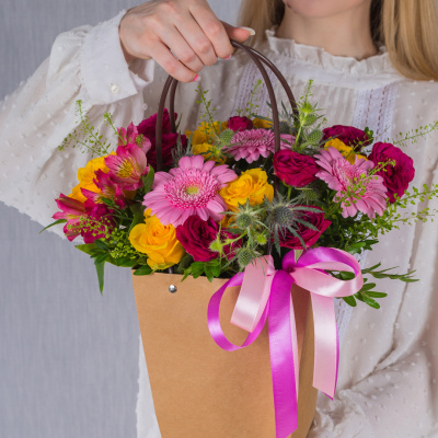 Сумочка с цветами "Цветочный коктейль" яркий микс Кенийских роз, альстромерии и мини-гербер 38367 Сумочка с цветами "Цветочный коктейль" яркий микс Кенийских роз, альстромерии и мини-гербер 38367