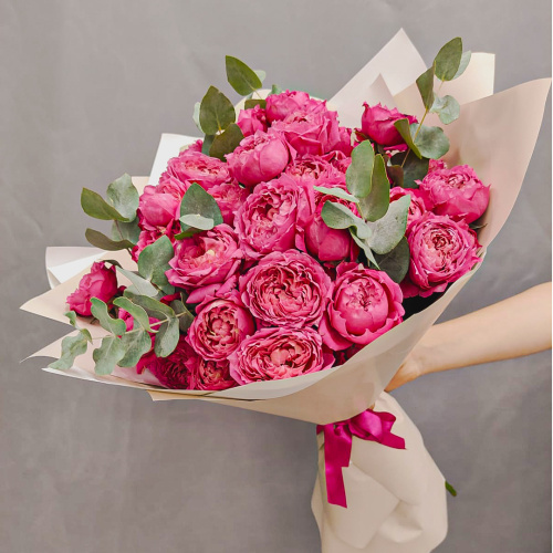Букет из ярких кустовых пионовидных роз с эвкалиптом арт. 45355