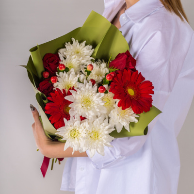 Букет из красных роз и гербер с кустовой хризантемой N 52740 Букет из красных роз и гербер с кустовой хризантемой N 52740