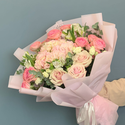 Букет с гортензией и кустовыми розами 71077 Букет с гортензией и кустовыми розами 71077