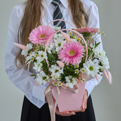 Сумочка с герберами и хризантемой ромашка N 84595 Сумочка с герберами и хризантемой ромашка N 84595