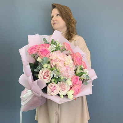 Букет с гортензией и кустовыми розами 71077 Букет с гортензией и кустовыми розами 71077