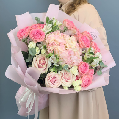 Букет с гортензией и кустовыми розами 71077 Букет с гортензией и кустовыми розами 71077