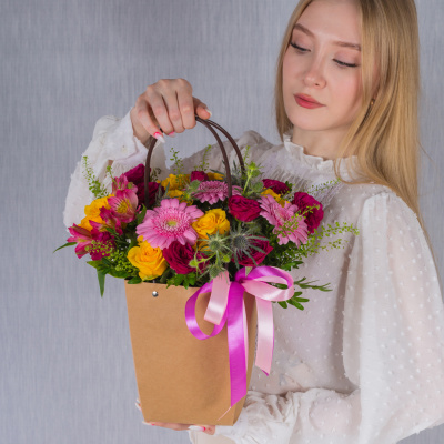 Сумочка с цветами "Цветочный коктейль" яркий микс Кенийских роз, альстромерии и мини-гербер 38367 Сумочка с цветами "Цветочный коктейль" яркий микс Кенийских роз, альстромерии и мини-гербер 38367