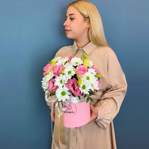 Коробка с цветами из кустовой хризантемы с розами N 66658