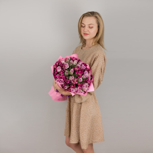 Букет из 25 сиреневых роз Кения и альстромерий арт. 50543