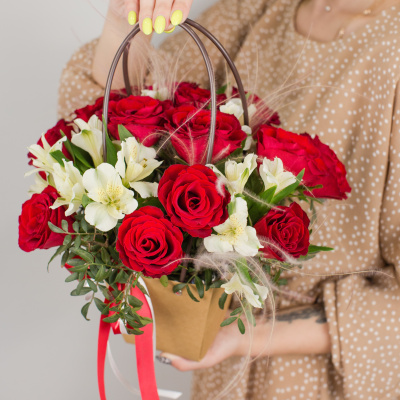 Сумочка с красными розами Кения и альстромерией 50539 Сумочка с красными розами Кения и альстромерией 50539