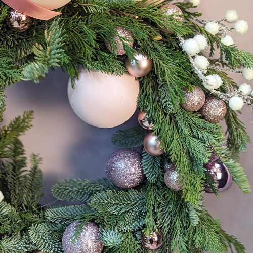 Венок Снежные ягоды из живых хвойных веток нобилис с украшениями N72254