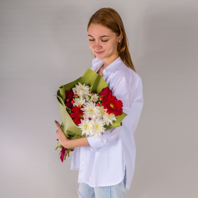 Букет из красных роз и гербер с кустовой хризантемой N 52740 Букет из красных роз и гербер с кустовой хризантемой N 52740