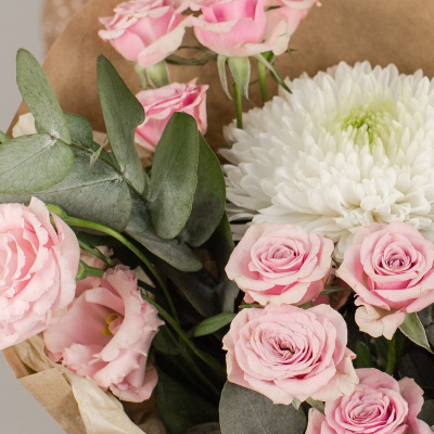 Букет из одноголовой хризантемы с розами и эвкалиптом 50447 Букет из одноголовой хризантемы с розами и эвкалиптом 50447