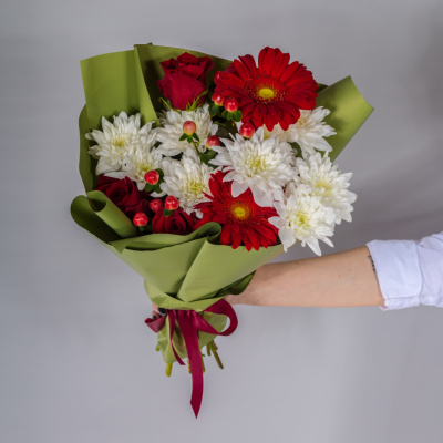 Букет из красных роз и гербер с кустовой хризантемой N 52740 Букет из красных роз и гербер с кустовой хризантемой N 52740